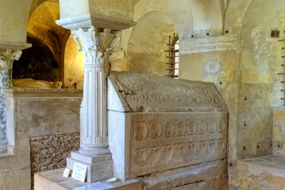 Tumba de Santa Telquilde (cripta de São Paulo, Jouarre)