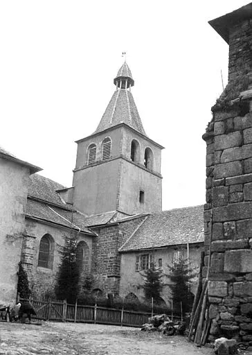 Igreja de Montsalvy — campanário