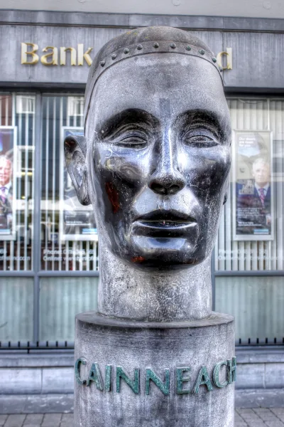 Vitral representando o santo padroeiro em Kilkenny