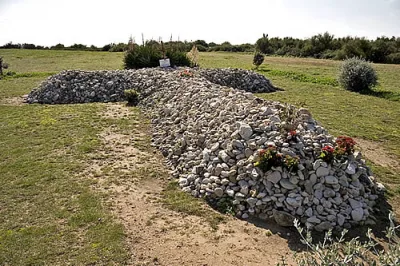 Cruz de seixos na Île Madame, local de sepultamento dos mártires