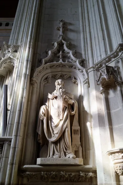 Estátua do bispo São Clair — catedral de Nantes