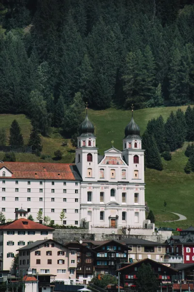 Abadia de Disentis com os Alpes ao fundo