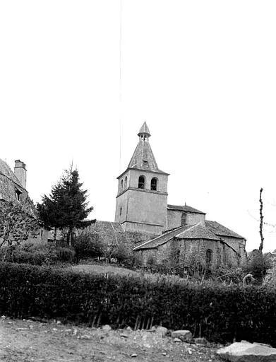 Igreja de Montsalvy — abside e campanário