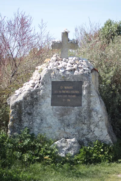 Cruz comemorativa na Île Madame