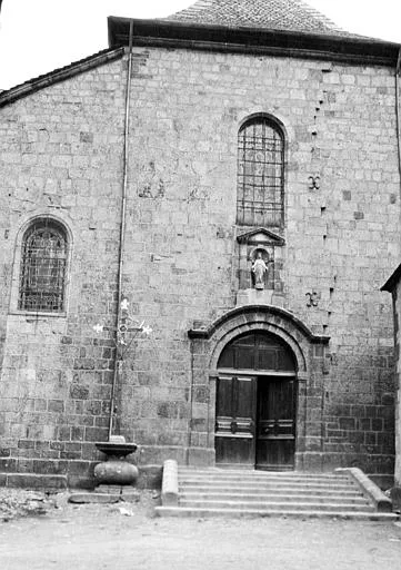 Igreja de Montsalvy — fachada oeste