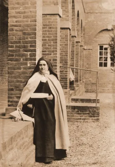 Teresinha segurando “La Mission du Su-tchuen” (1896)