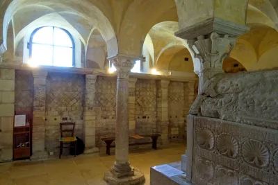 Cripta de São Paulo, túmulo de Santa Telquilde à direita