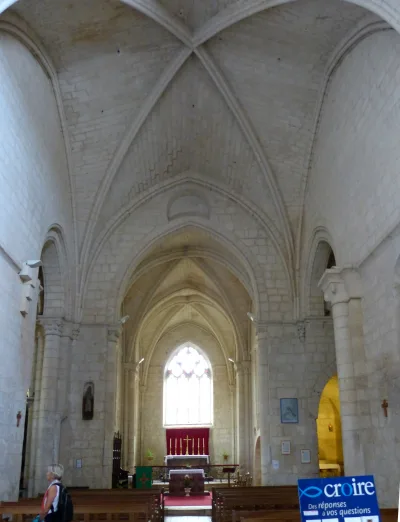 Interior da igreja de Saint-Pallais, Saintes